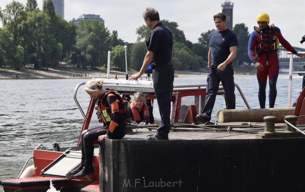 Uebung BF Taucher und Presse Koeln Zoobruecke Rhein P231.JPG - Miklos Laubert